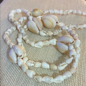 Elegant vintage Shell Necklace
